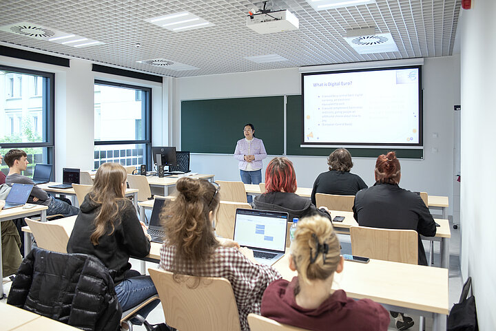 D r Yuanyuan Zhang, lecture: An Introduction to Digital Currency in China